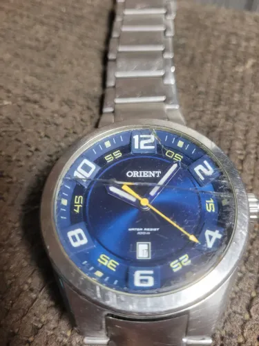 Relógio Orient com vidro trincado 