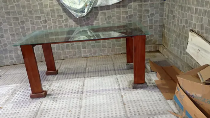 Mesa de madeira boa toda com vedro!
