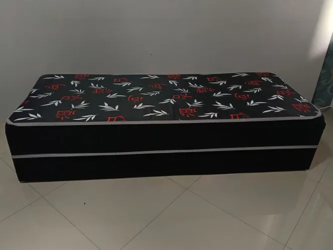 Cama box usada 2 dias só. 