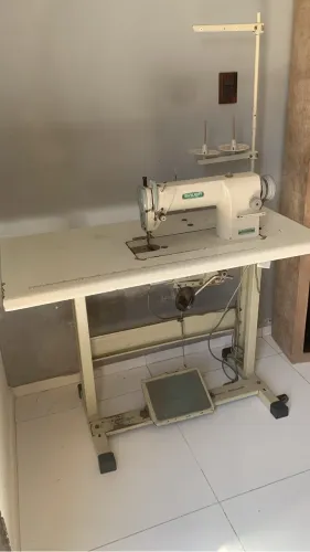 Máquina de costura reta