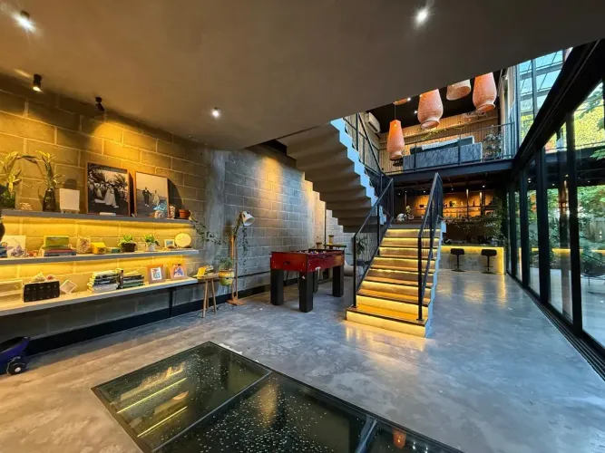 Casa inteligente no estilo industrial localizada no Condomínio Green Hills