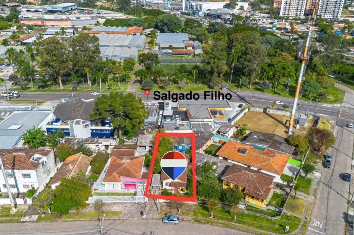 Terreno com uma casa 473m2 no Guabirotuba