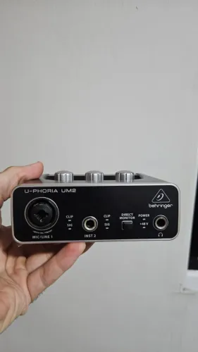 Interface de Audio Behringer U-PHORIA UM2
