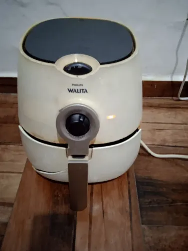Vendo uma air fryer funcionando 