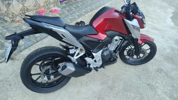 Moto muito nova,sem detalhes