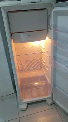 Vendo uma geladeira