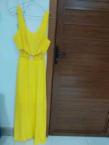 Vestido amarelo vibrante