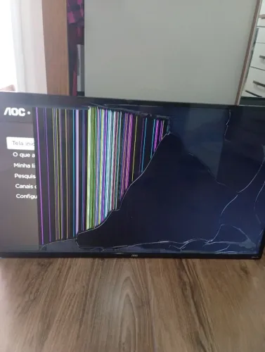 TV AOC Roku de 43 (tela quebrada)