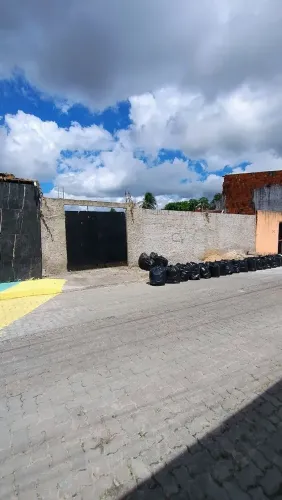 Terrenão murado e colunado 