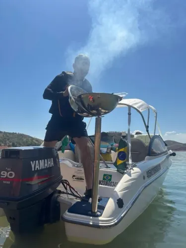 Lancha Focker 16 pés, ano  2005,  motor Yamaha 90  HP