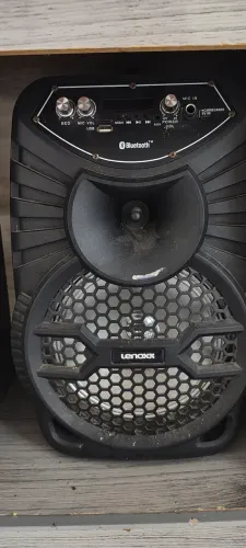 Caixa de som só falta ajeitar a entrada