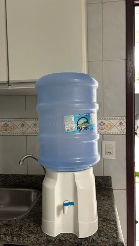 Suporte com galão de água