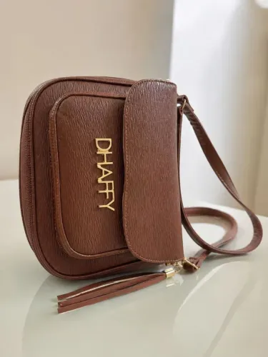 Bolsa de ombro marrom e carteira 