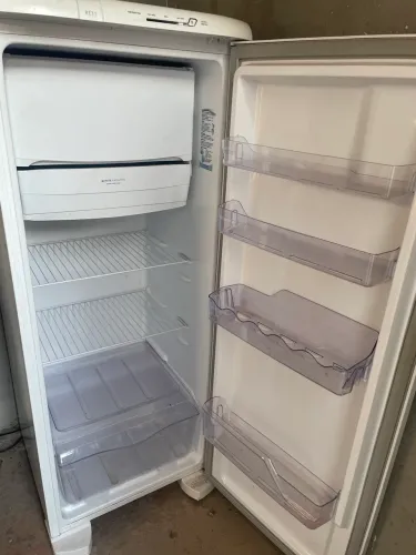 Vendo Geladeira 220v Eletrolux- levo  Sertaozinho 