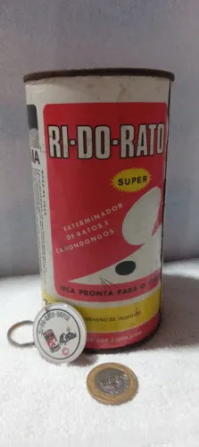 Lata antiga de raticida da marca RI-DO-RATO SUPER, acompanhada de um chaveiro promocional