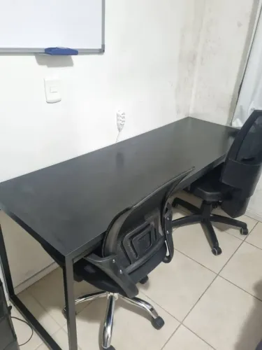 Mesa de escritório + cadeiras