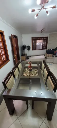 Mesa de jantar de madeira com tampo de vidro e 6 cadeiras