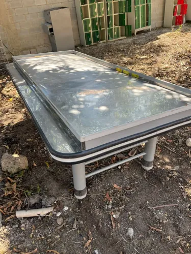 Mesa com tampo de inox e pé de ferro  