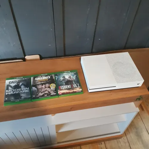 Xbox one S 1 Tb sem controle com 3 jogos