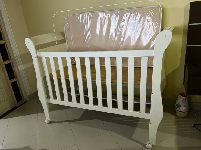 Berço com colchão 