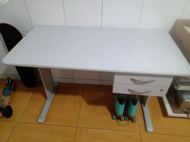 Mesa e cadeira de escritório 