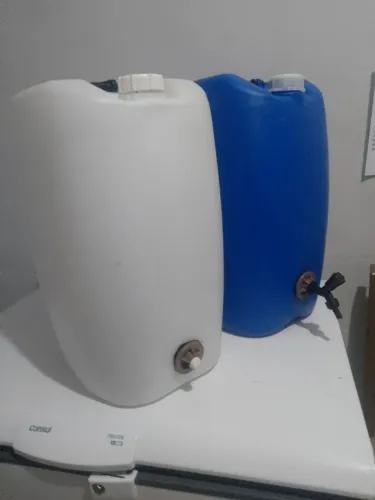 Bombonas plásticas reuso com bica