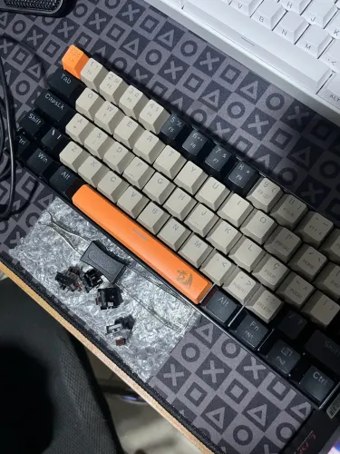 Vendo teclado mecânico 60 semi novo (funcionando)