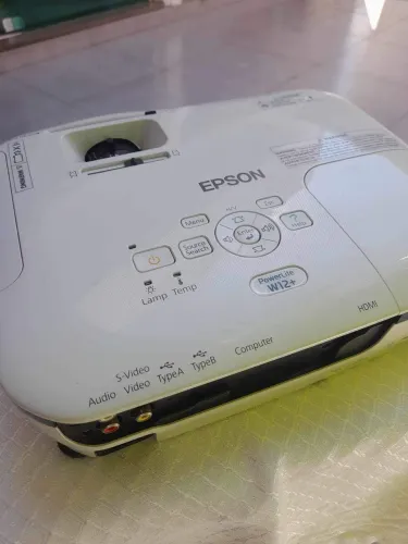 Projetor Epson W12+ Widescreen WXGA, 2800 Lumens.