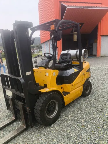 Vendo empilhadeira 2,5 Toneladas
