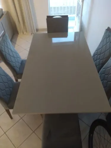 Vendo mesa com tampo de vidro grudado