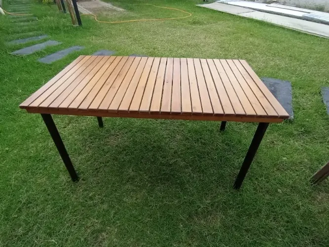 [Oportunidade] Mesa em Ripas de Madeira Maciça | 6 Lugares | 140 x 80 cm