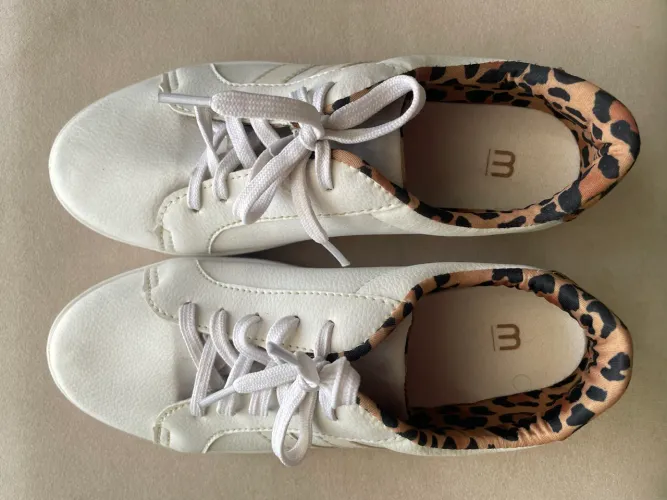 Tênis feminino branco animal print