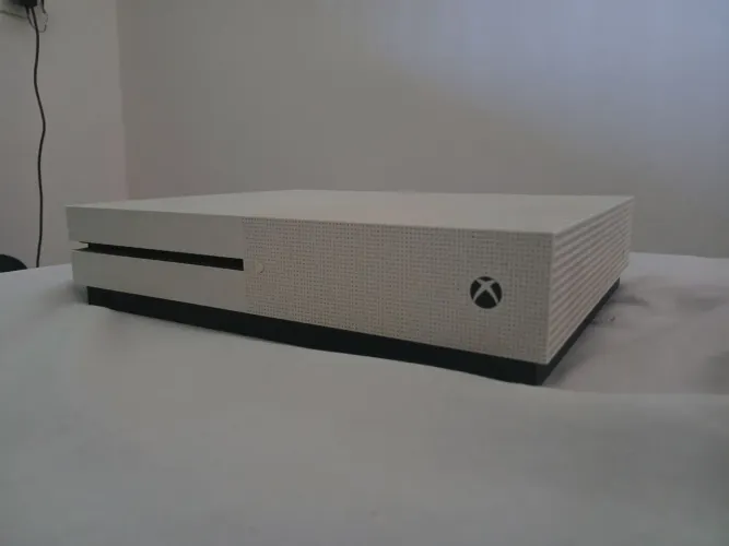 Xbox One S 1TB - Completo e em ótimo estado.