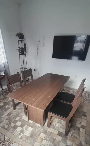 Mesa de 1,55x68 acompanha cadeiras