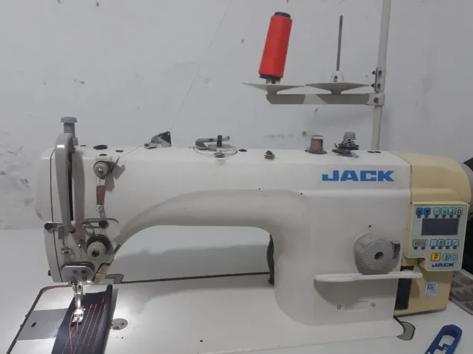 Vende se máquina reta eletrônica