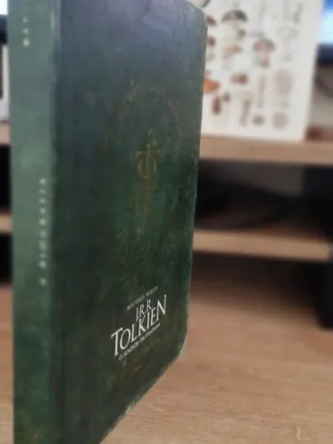 Livro J.R.R. Tolkien O Senhor da Fantasia Capa Dura + Pôster Emoldurado + Brinde