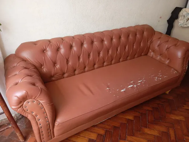Luxuoso sofá 3 lugares courino com 2 poltronas chesterfield caramelo