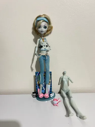 Monster high lagoona dead tired