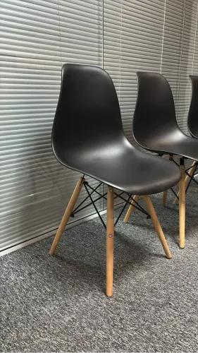 Cadeira estilo Eames preta - ótimo estado