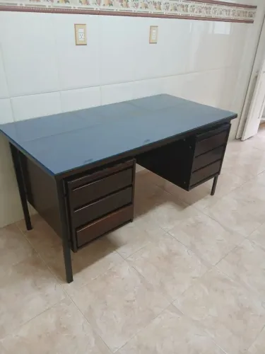 armário e mesa de escritorio