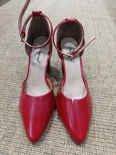 Sapato vermelho com marcas - tamanho 37