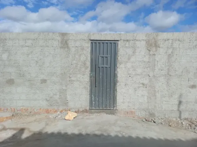Terreno 207m², com kitnet, murada e portão novo.