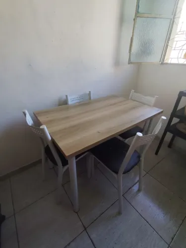 Conjunto mesa com quatro cadeiras