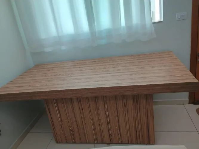 Vendo mesa planejada de madeira. Medidas: 1.90×90 cm. Conservada sem nenhum detalhe.