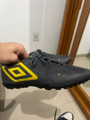 Chuteira umbro nova