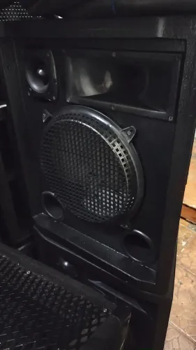 Vendo Par de Caixas de Som 12p -3 viass muito boa.