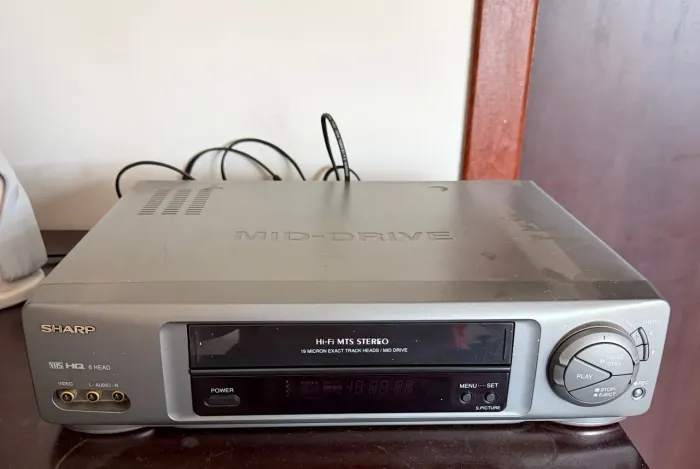 Videogravador VHS Sharp Mid-Drive - 6 Cabeças Hi-Fi Stereo