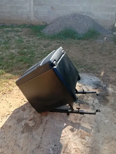 Vendo : Baú com suporte para moto.