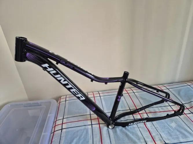Quadro Bike aro 29 Feminino, tamanho 15. Acompanha Capacete Novo, sem UsoNunca usado.