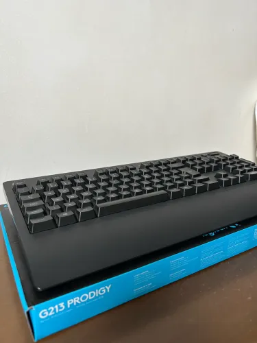 Teclado gamer Logitech G213 Prodigy RGB ABNT2 com caixa